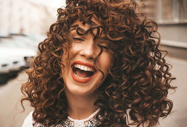 Belleza capilar con rizos perfectos