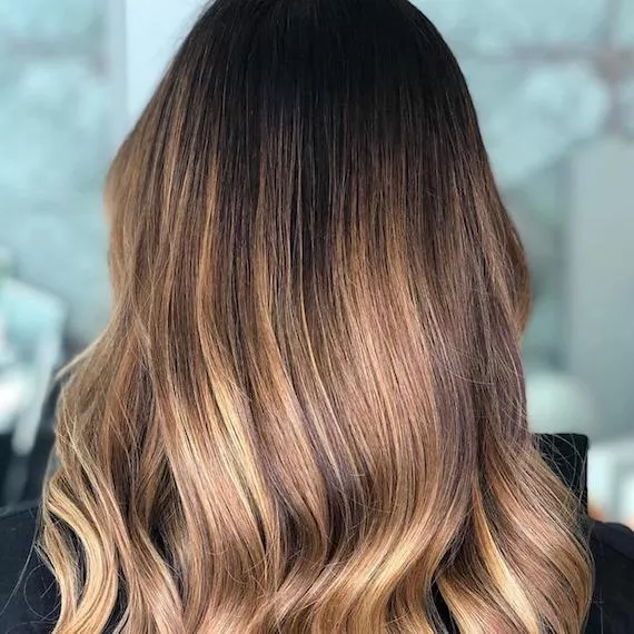 Reflejos sutiles en el cabello con mechas